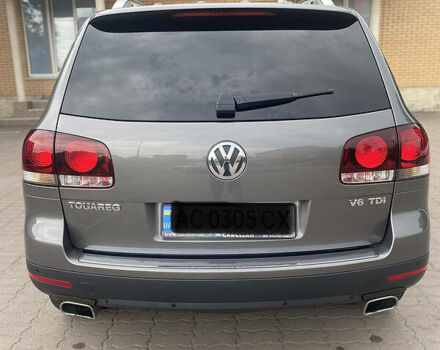 Сірий Фольксваген Туарег, об'ємом двигуна 3 л та пробігом 350 тис. км за 11999 $, фото 3 на Automoto.ua