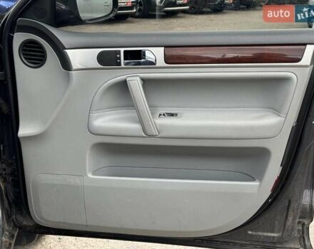 Серый Фольксваген Туарег, объемом двигателя 3 л и пробегом 400 тыс. км за 11890 $, фото 23 на Automoto.ua