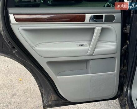 Серый Фольксваген Туарег, объемом двигателя 3 л и пробегом 400 тыс. км за 11890 $, фото 17 на Automoto.ua