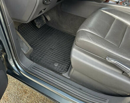 Серый Фольксваген Туарег, объемом двигателя 3 л и пробегом 265 тыс. км за 11500 $, фото 31 на Automoto.ua