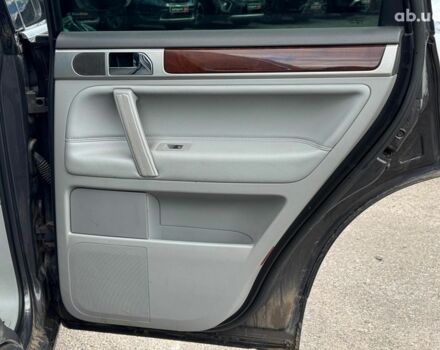 Серый Фольксваген Туарег, объемом двигателя 3 л и пробегом 400 тыс. км за 11890 $, фото 21 на Automoto.ua