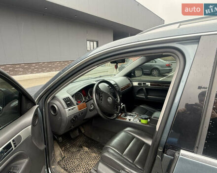 Серый Фольксваген Туарег, объемом двигателя 2.97 л и пробегом 385 тыс. км за 11000 $, фото 8 на Automoto.ua