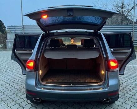 Серый Фольксваген Туарег, объемом двигателя 2.97 л и пробегом 351 тыс. км за 9000 $, фото 1 на Automoto.ua