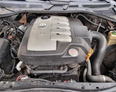 Серый Фольксваген Туарег, объемом двигателя 2.5 л и пробегом 296 тыс. км за 6200 $, фото 11 на Automoto.ua