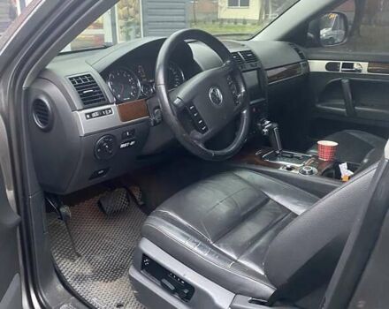 Серый Фольксваген Туарег, объемом двигателя 3.6 л и пробегом 290 тыс. км за 9700 $, фото 5 на Automoto.ua