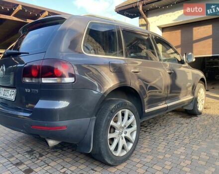 Серый Фольксваген Туарег, объемом двигателя 3 л и пробегом 377 тыс. км за 12500 $, фото 3 на Automoto.ua