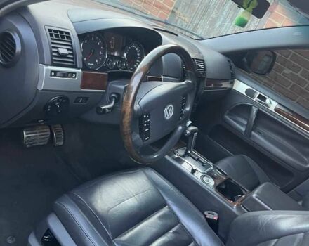 Серый Фольксваген Туарег, объемом двигателя 3 л и пробегом 300 тыс. км за 10500 $, фото 1 на Automoto.ua