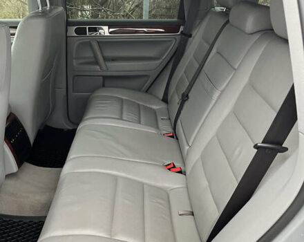 Серый Фольксваген Туарег, объемом двигателя 2.5 л и пробегом 273 тыс. км за 9500 $, фото 32 на Automoto.ua