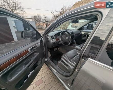 Серый Фольксваген Туарег, объемом двигателя 3 л и пробегом 264 тыс. км за 11700 $, фото 7 на Automoto.ua