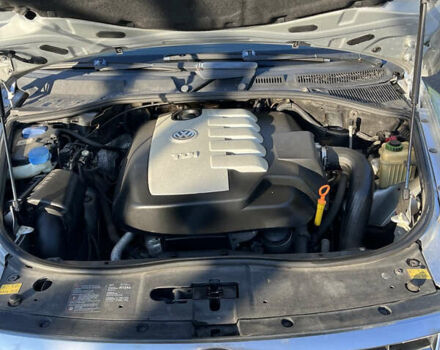 Серый Фольксваген Туарег, объемом двигателя 2.5 л и пробегом 273 тыс. км за 9500 $, фото 8 на Automoto.ua