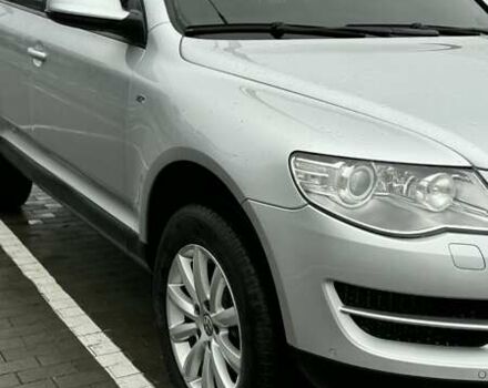 Серый Фольксваген Туарег, объемом двигателя 3 л и пробегом 266 тыс. км за 14000 $, фото 2 на Automoto.ua