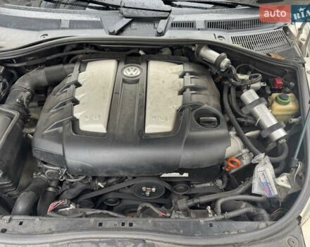 Серый Фольксваген Туарег, объемом двигателя 3 л и пробегом 369 тыс. км за 12500 $, фото 9 на Automoto.ua