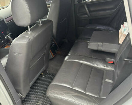 Серый Фольксваген Туарег, объемом двигателя 3 л и пробегом 369 тыс. км за 12500 $, фото 12 на Automoto.ua