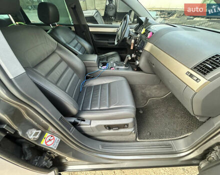 Серый Фольксваген Туарег, объемом двигателя 3 л и пробегом 296 тыс. км за 13550 $, фото 21 на Automoto.ua