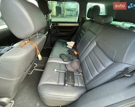 Серый Фольксваген Туарег, объемом двигателя 3 л и пробегом 296 тыс. км за 13550 $, фото 16 на Automoto.ua