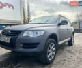 Серый Фольксваген Туарег, объемом двигателя 3 л и пробегом 296 тыс. км за 13550 $, фото 1 на Automoto.ua
