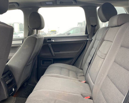 Серый Фольксваген Туарег, объемом двигателя 2.5 л и пробегом 277 тыс. км за 10500 $, фото 22 на Automoto.ua