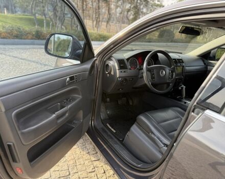 Серый Фольксваген Туарег, объемом двигателя 3 л и пробегом 157 тыс. км за 11500 $, фото 11 на Automoto.ua