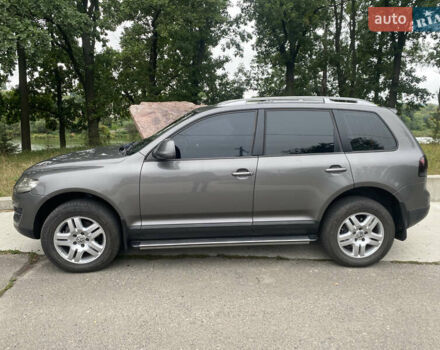 Серый Фольксваген Туарег, объемом двигателя 3 л и пробегом 332 тыс. км за 11600 $, фото 1 на Automoto.ua