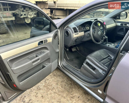 Серый Фольксваген Туарег, объемом двигателя 3 л и пробегом 296 тыс. км за 13550 $, фото 6 на Automoto.ua