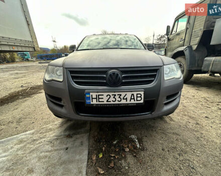 Серый Фольксваген Туарег, объемом двигателя 3 л и пробегом 296 тыс. км за 13550 $, фото 2 на Automoto.ua