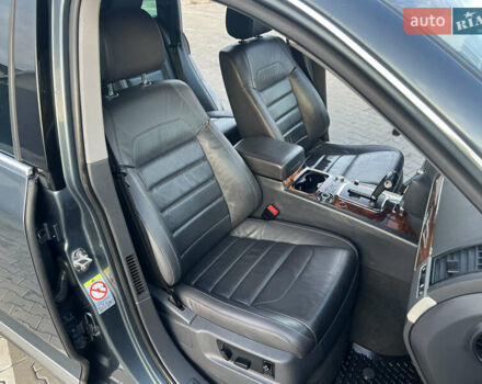 Серый Фольксваген Туарег, объемом двигателя 3 л и пробегом 260 тыс. км за 6599 $, фото 3 на Automoto.ua