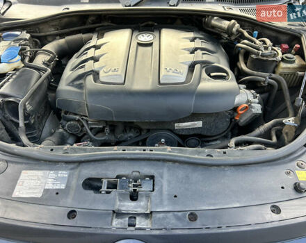 Серый Фольксваген Туарег, объемом двигателя 3 л и пробегом 296 тыс. км за 13550 $, фото 28 на Automoto.ua