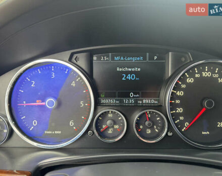 Серый Фольксваген Туарег, объемом двигателя 3 л и пробегом 369 тыс. км за 12500 $, фото 2 на Automoto.ua