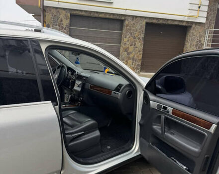 Серый Фольксваген Туарег, объемом двигателя 3 л и пробегом 369 тыс. км за 12500 $, фото 6 на Automoto.ua