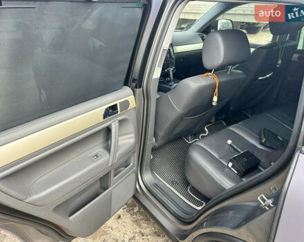 Серый Фольксваген Туарег, объемом двигателя 3 л и пробегом 296 тыс. км за 13550 $, фото 14 на Automoto.ua