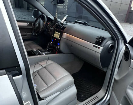 Сірий Фольксваген Туарег, об'ємом двигуна 3 л та пробігом 288 тис. км за 10700 $, фото 10 на Automoto.ua