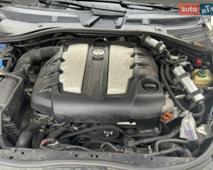 Серый Фольксваген Туарег, объемом двигателя 3 л и пробегом 369 тыс. км за 12500 $, фото 4 на Automoto.ua