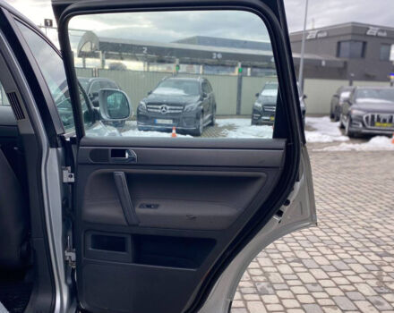 Серый Фольксваген Туарег, объемом двигателя 2.5 л и пробегом 277 тыс. км за 10500 $, фото 27 на Automoto.ua