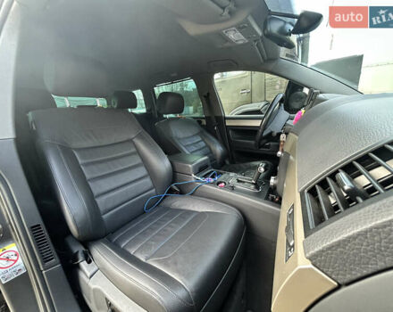 Серый Фольксваген Туарег, объемом двигателя 3 л и пробегом 296 тыс. км за 13550 $, фото 22 на Automoto.ua