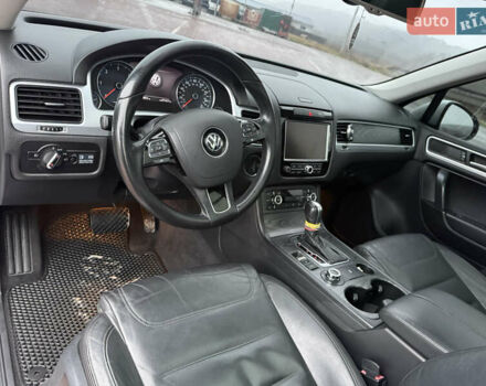 Серый Фольксваген Туарег, объемом двигателя 2.97 л и пробегом 210 тыс. км за 17499 $, фото 8 на Automoto.ua