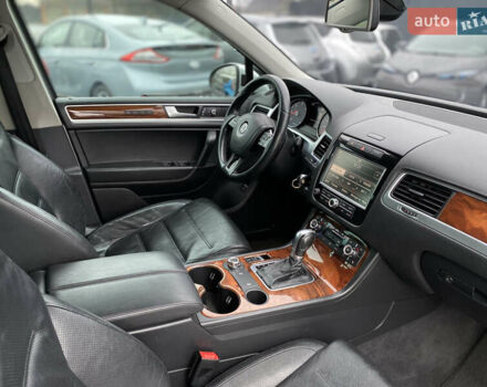 Серый Фольксваген Туарег, объемом двигателя 2.97 л и пробегом 311 тыс. км за 17300 $, фото 59 на Automoto.ua