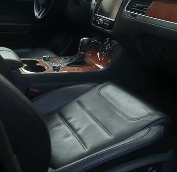 Серый Фольксваген Туарег, объемом двигателя 3.6 л и пробегом 300 тыс. км за 13500 $, фото 6 на Automoto.ua