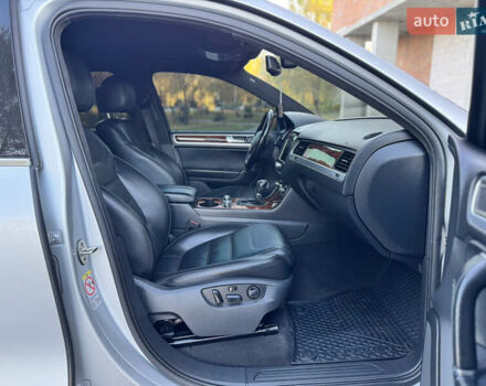 Фольксваген Туарег 2010 в Хмельницком на Automoto.ua Серый Фольксваген Туарег, объемом двигателя 2.97 л и пробегом 317 тыс. км за 15500 $, фото 74 на Automoto.ua