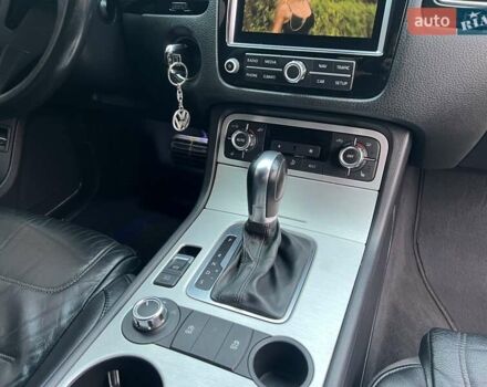 Серый Фольксваген Туарег, объемом двигателя 3 л и пробегом 298 тыс. км за 15500 $, фото 19 на Automoto.ua