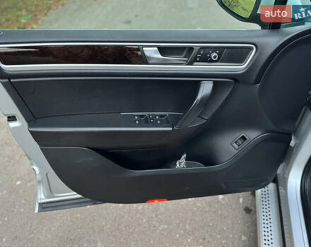 Серый Фольксваген Туарег, объемом двигателя 2.97 л и пробегом 360 тыс. км за 15300 $, фото 15 на Automoto.ua