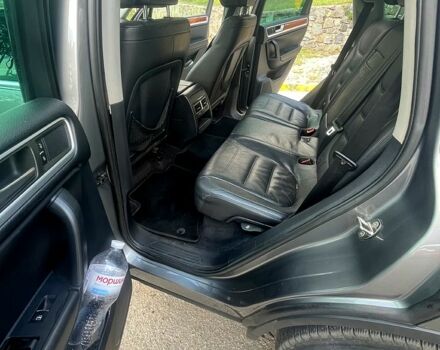 Серый Фольксваген Туарег, объемом двигателя 3 л и пробегом 239 тыс. км за 20000 $, фото 3 на Automoto.ua