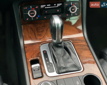 Серый Фольксваген Туарег, объемом двигателя 2.97 л и пробегом 311 тыс. км за 17300 $, фото 75 на Automoto.ua