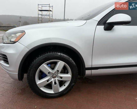 Серый Фольксваген Туарег, объемом двигателя 2.97 л и пробегом 210 тыс. км за 17499 $, фото 1 на Automoto.ua