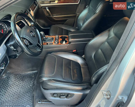 Серый Фольксваген Туарег, объемом двигателя 3 л и пробегом 317 тыс. км за 16499 $, фото 31 на Automoto.ua