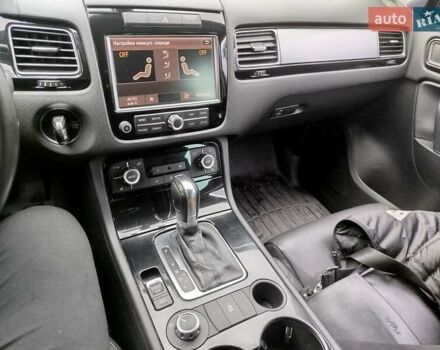 Сірий Фольксваген Туарег, об'ємом двигуна 3 л та пробігом 250 тис. км за 14500 $, фото 26 на Automoto.ua