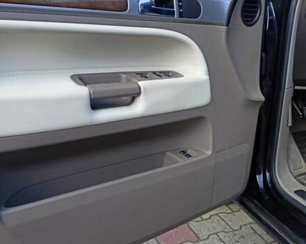 Серый Фольксваген Туарег, объемом двигателя 2.97 л и пробегом 301 тыс. км за 13500 $, фото 7 на Automoto.ua