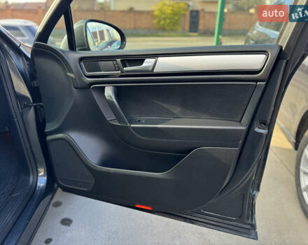 Сірий Фольксваген Туарег, об'ємом двигуна 3 л та пробігом 218 тис. км за 15700 $, фото 27 на Automoto.ua