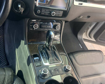 Серый Фольксваген Туарег, объемом двигателя 2.97 л и пробегом 299 тыс. км за 15500 $, фото 11 на Automoto.ua