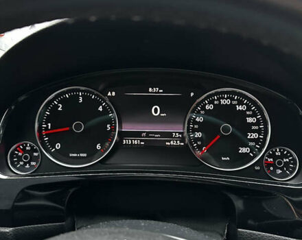 Серый Фольксваген Туарег, объемом двигателя 2.97 л и пробегом 314 тыс. км за 17600 $, фото 6 на Automoto.ua