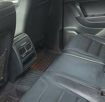 Серый Фольксваген Туарег, объемом двигателя 3.6 л и пробегом 300 тыс. км за 13500 $, фото 7 на Automoto.ua